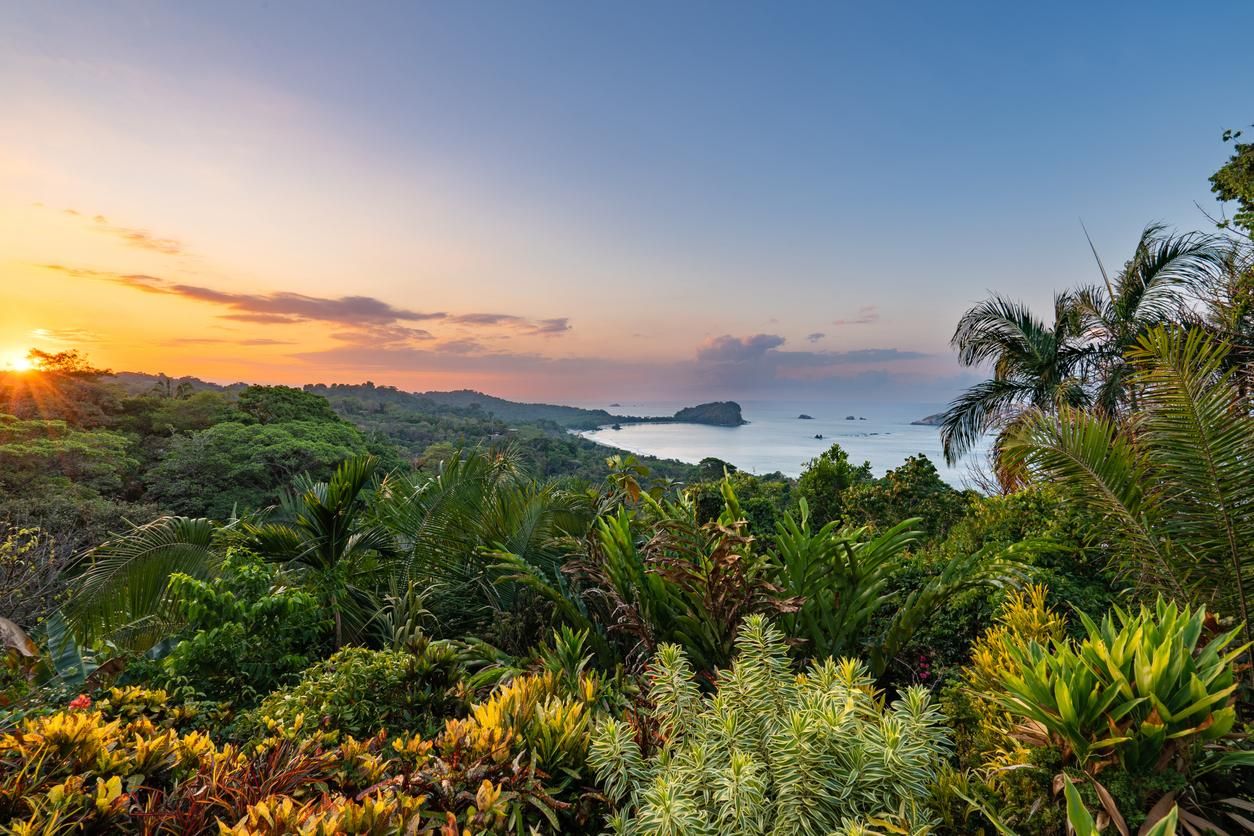 Amanecer en el Parque Nacional Manuel Antonio en la costa del Pacífico de Costa Rica