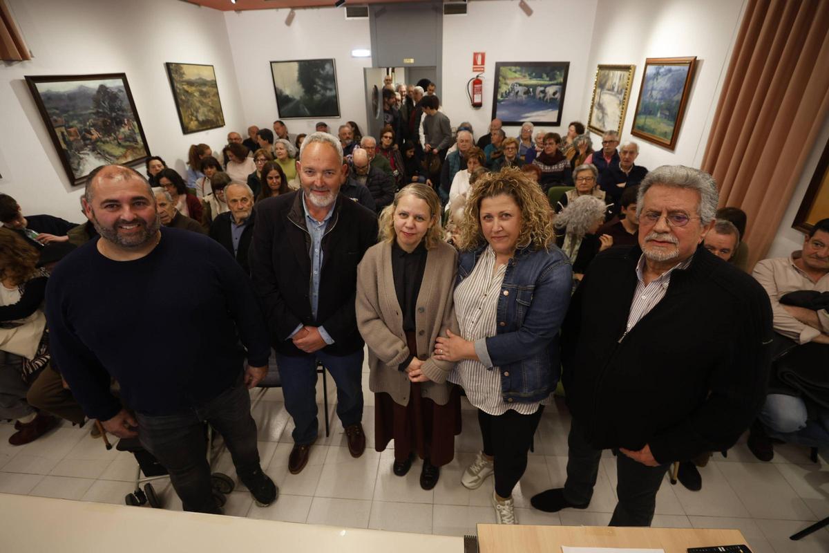 Por la izquierda, el alcalde de Sariego, Saúl Bastián; el cronista del municipio, José Luis Chillón; Marta Friera, hija de Floro Friera, Montse Agüeria y César Sánchez, al inicio del acto en Vega