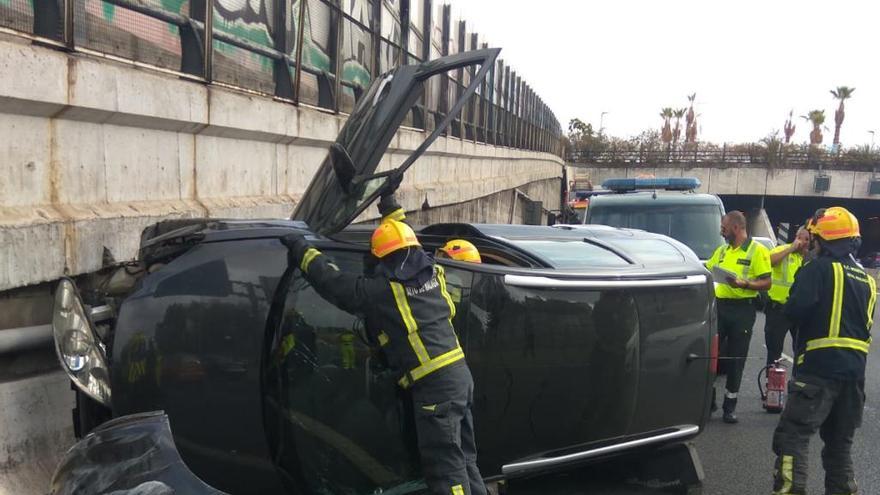 El vehículo accidentado a la salida del falso túnel de Carlos Haya.