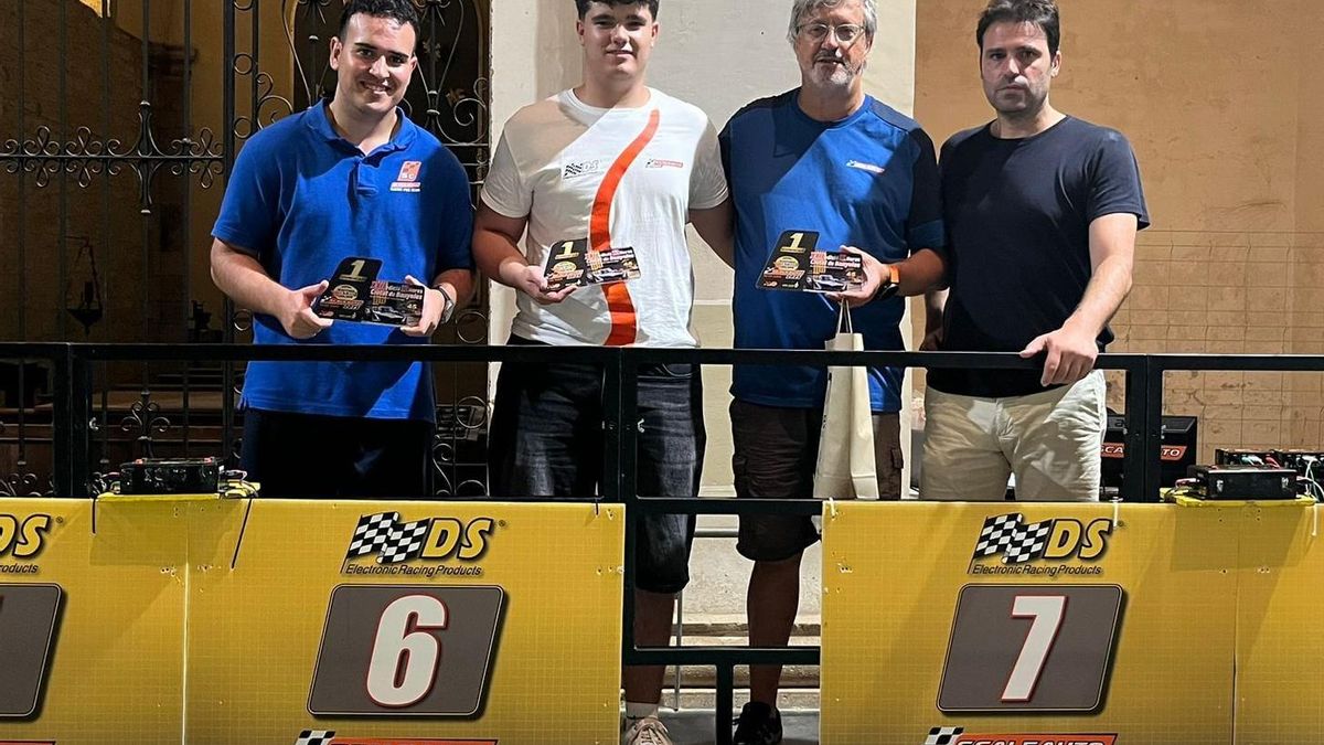 Els guanyadors amb el regidor d'Esports de l'Ajuntament de Banyoles, Jordi Congost