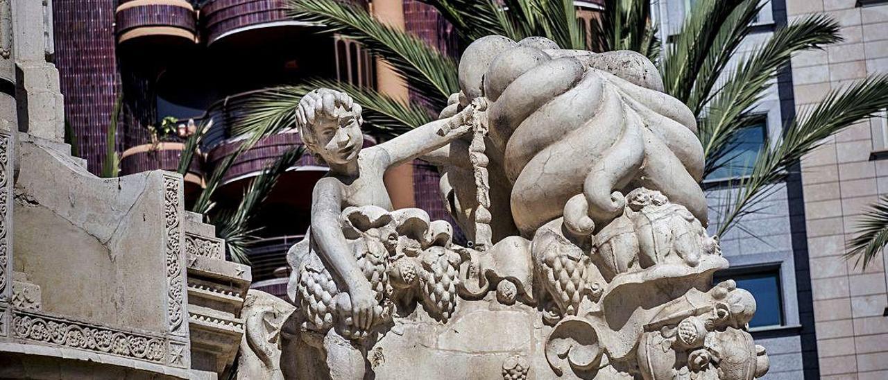 Detalle de la fuente de Luceros, que será sometida a una restauración en los próximos meses.  PILAR CORTÉS