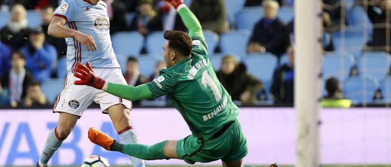 Roberto, portero del Málaga, sale al paso al céltico Máxi Gómez durante uno de los ataques frustrados del Celta durante el partido de ayer en Balaídos. // José Lores