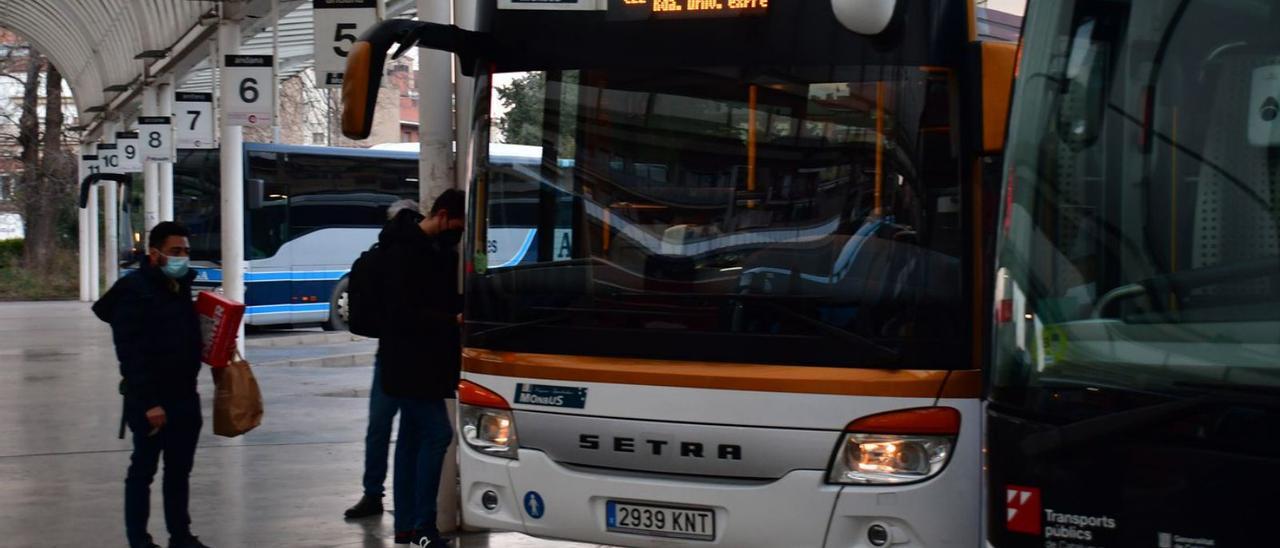 Un bus de la línia Manresa-Barcelona que ofereix Monbus a l’estació de Manresa