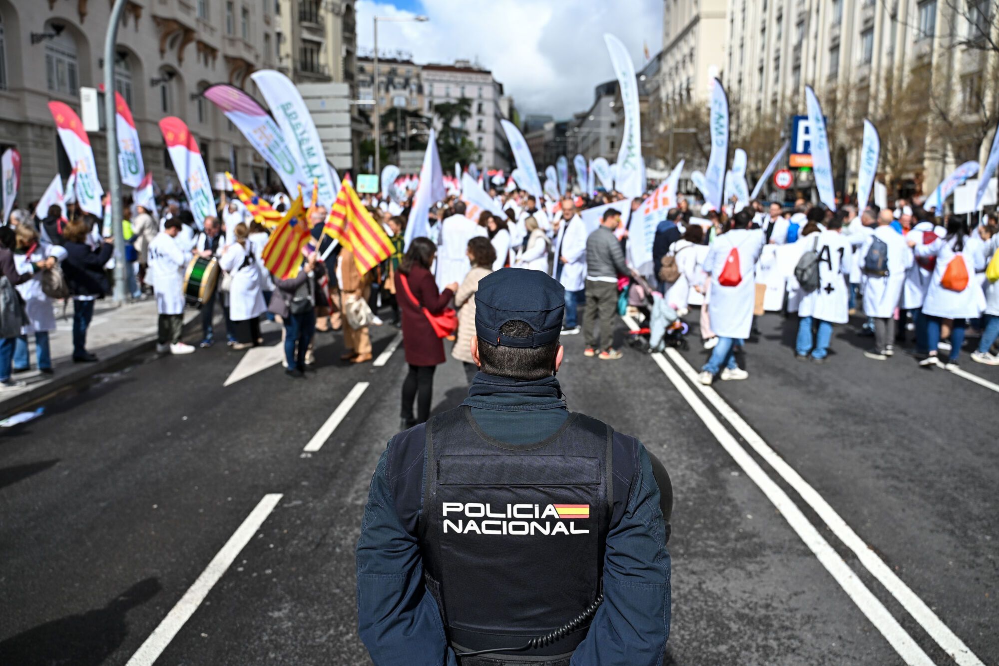 MADRID (ESPAÑA), 05/04/2025.- Vista de la manifestación convocada por la Confederación Española de Sindicatos Médicos (CESM), el colectivo de médicos ha partido al mediodía desde la Plaza de las Cortes de Madrid este sábado para reclamar mejoras en su jornada laboral, su modelo retributivo y el fin de las guardias. EFE/ Fernando Villar