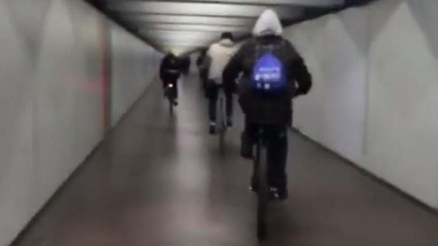 TMB investiga una cursa ciclista a una estació del metro