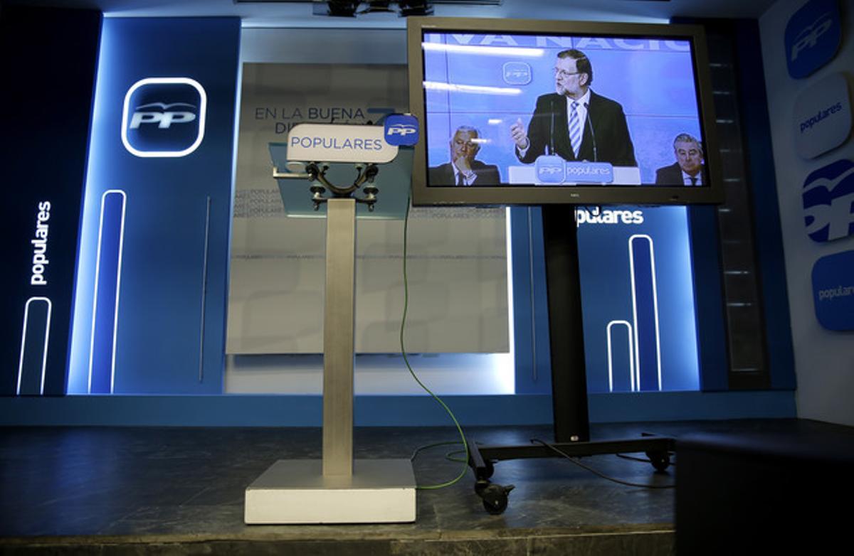 Mariano Rajoy se dirige a los periodistas a través de un televisor de plasma después de la  Junta Directiva Nacional del Partido Popular en abril de este año.