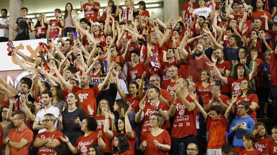 Aficionats del Manresa, animant durant un partit.