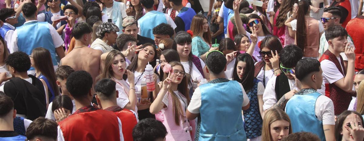 Un grupo de jóvenes dentro del recinto La Repanocha de La Fica. | JUAN CARLOS CAVAL