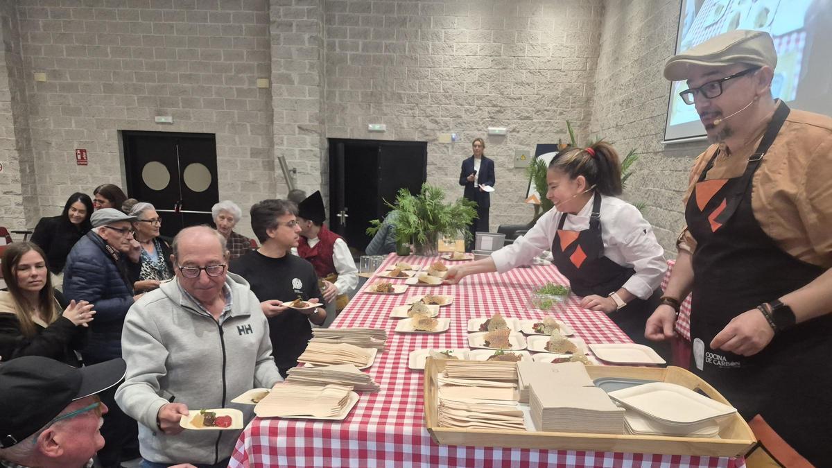 Público durante la degustación de la receta elaborada por Santiago López y Polonia Arias.