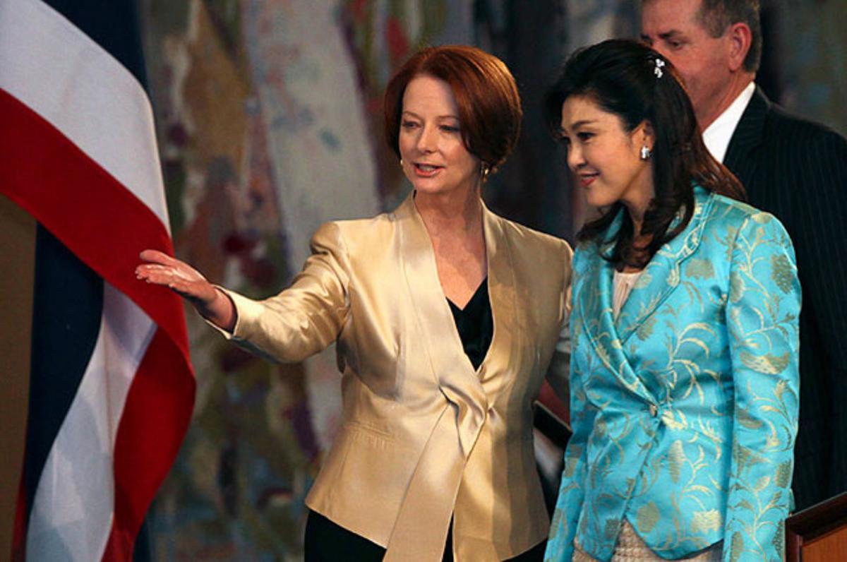 La primera ministra australiana, Julia Gillard (esquerra), rep la seva homòloga tailandesa, Yingluck Shinawatra, durant un dinar celebrat a la Casa del Parlament, a Canberra.