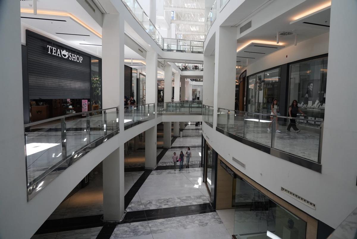 Comercios con la persiana bajada en Salera.