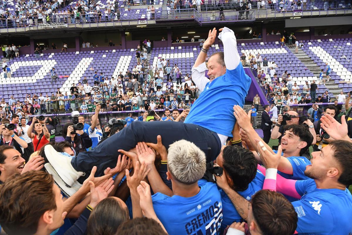 Los jugadores celebraron en el campo y mantearon al presidente Escotet