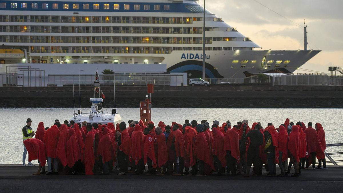 Un grupo de 141 migrantes espera en el Puerto de Arrecife, Lanzarote, tras ser rescatados de dos lanchas neumáticas el pasado mes de enero.