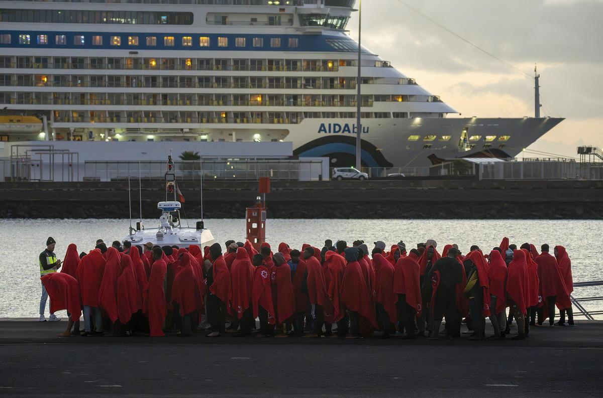 Un grupo de 141 migrantes espera en el Puerto de Arrecife, Lanzarote, tras ser rescatados de dos lanchas neumáticas el pasado mes de enero.