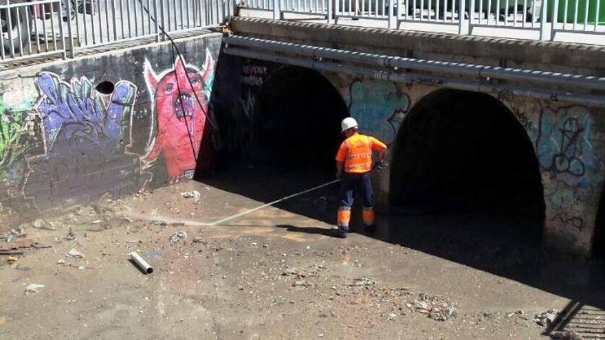 Un operario trabaja en las tareas de acondicionamiento de la zona.