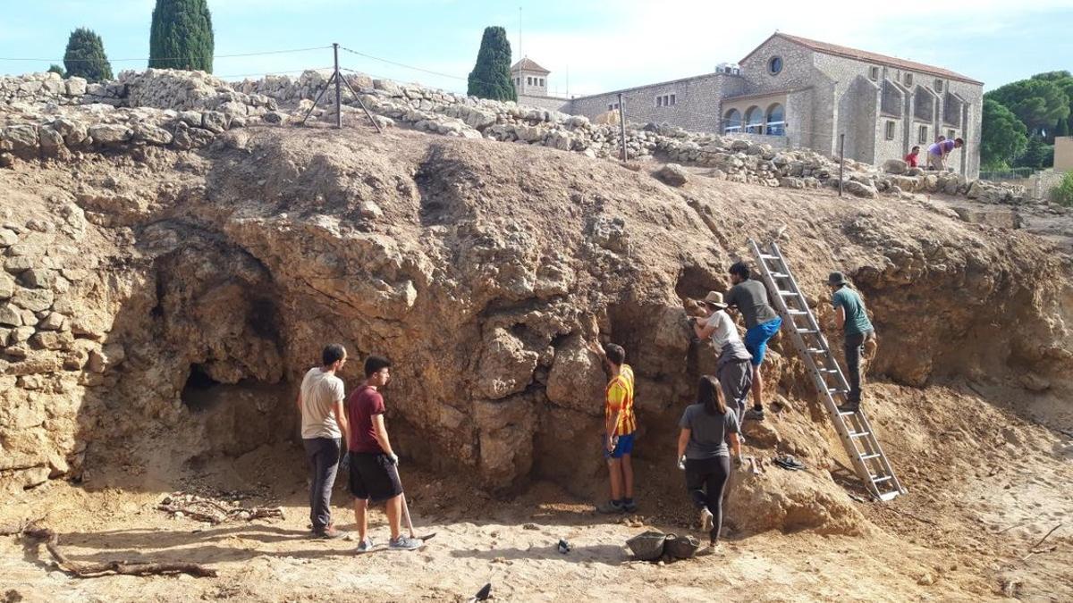 Estudiantes trabajan en la fachada litoral que da pie al antiguo puerto