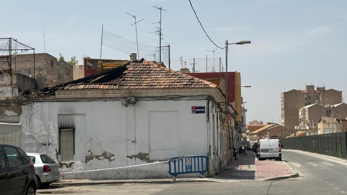 La vivienda de Barriomar, con parte del tejado colapsado, fotografiada horas después del incendio de madrugada.