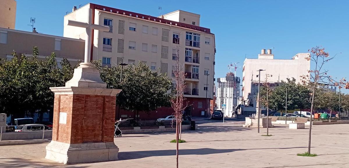 Una de las torres de Martiricos desde la plaza del Patrocinio, junto al Cementerio de San Miguel, este martes.