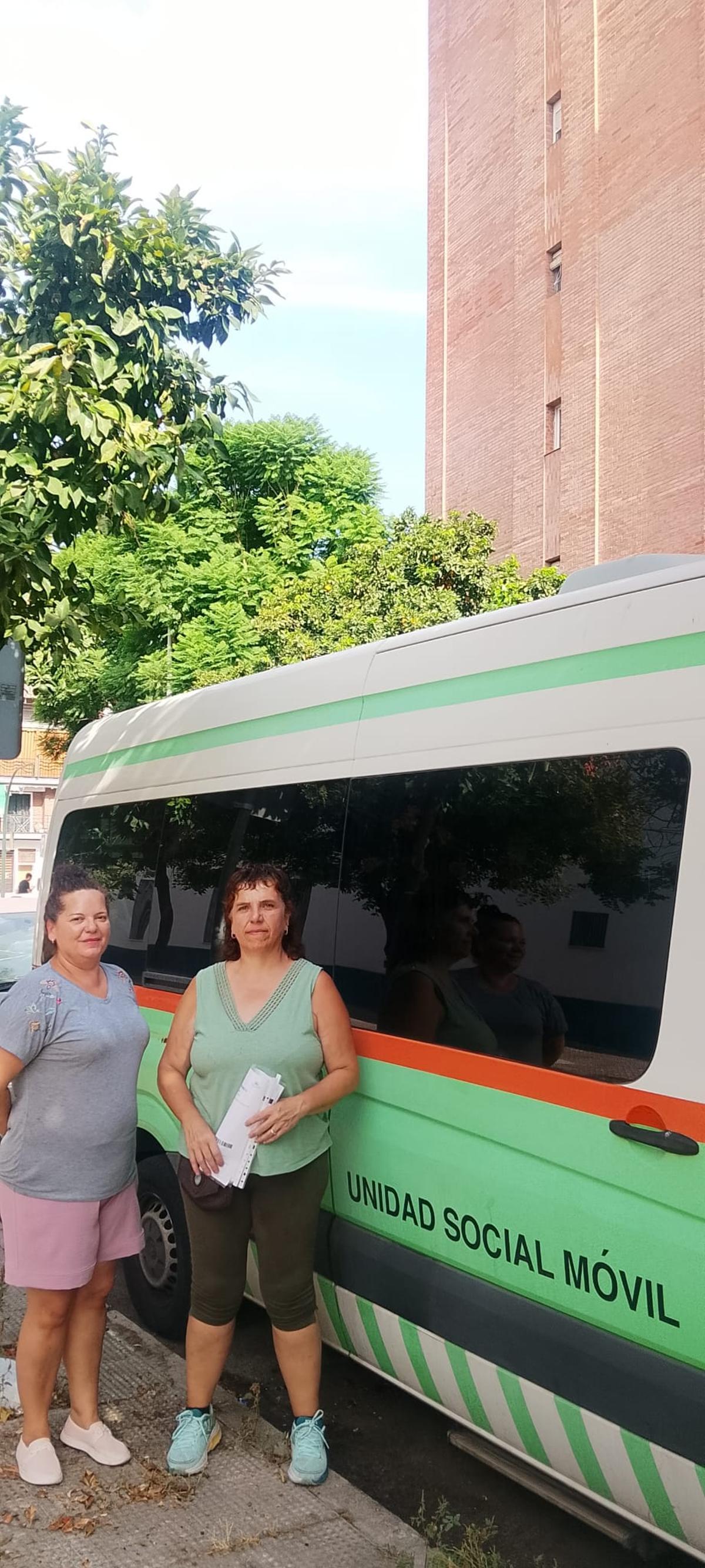 Eva Luna y Toñi Mudarra, responsables de la Unidad Social Móvil del Ayuntamiento de Córdoba.