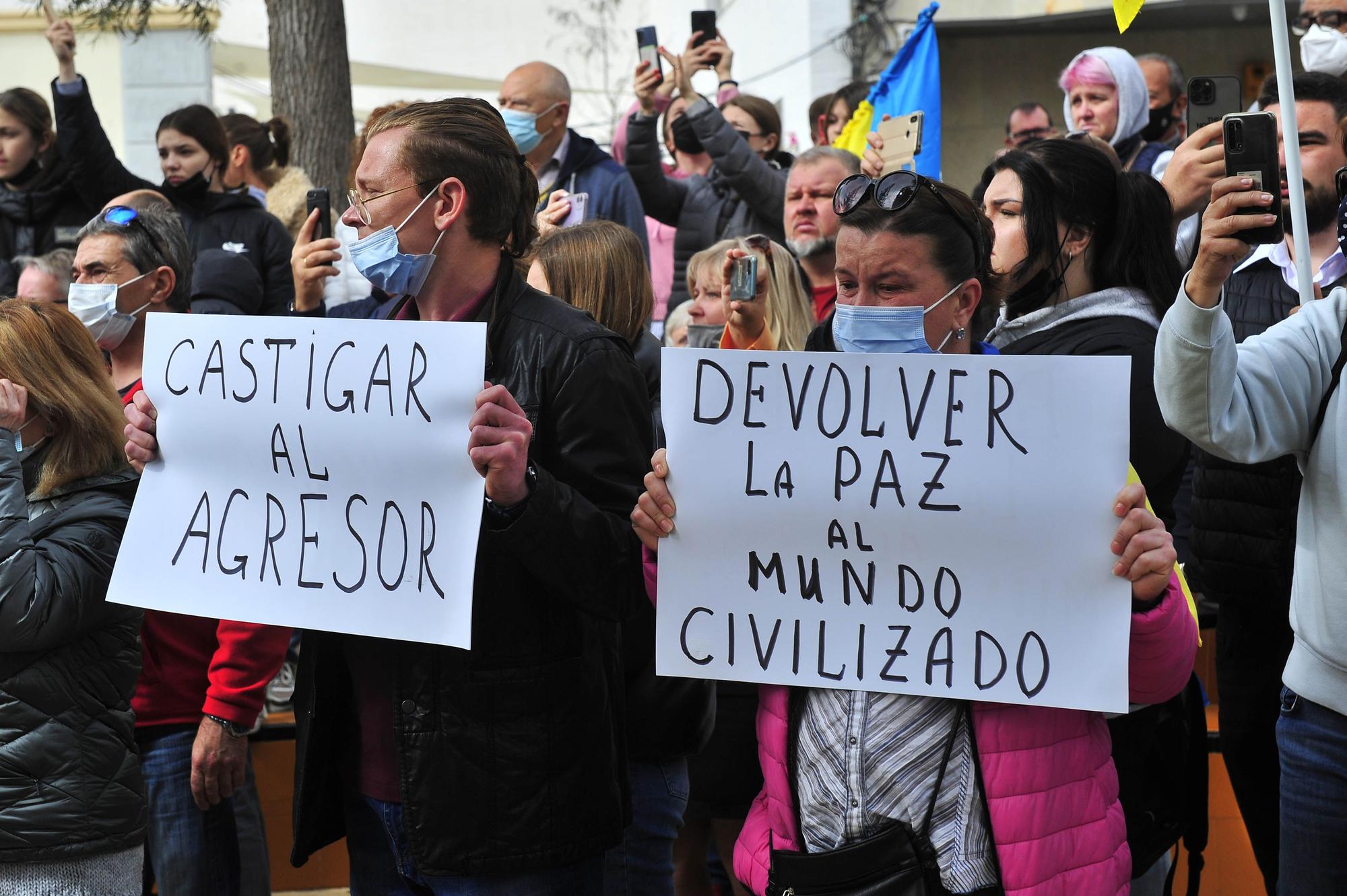 Un millar de personas se manifiesta en Torrevieja contra la invasión de Ucrania