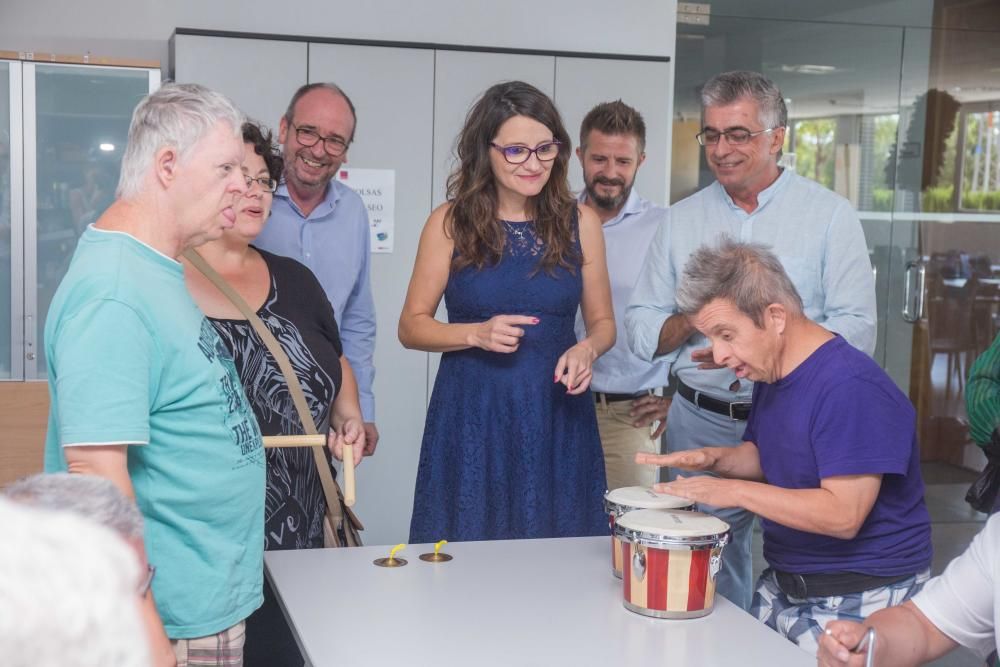 Visita de Mónica Oltra a la residencia de Apsa