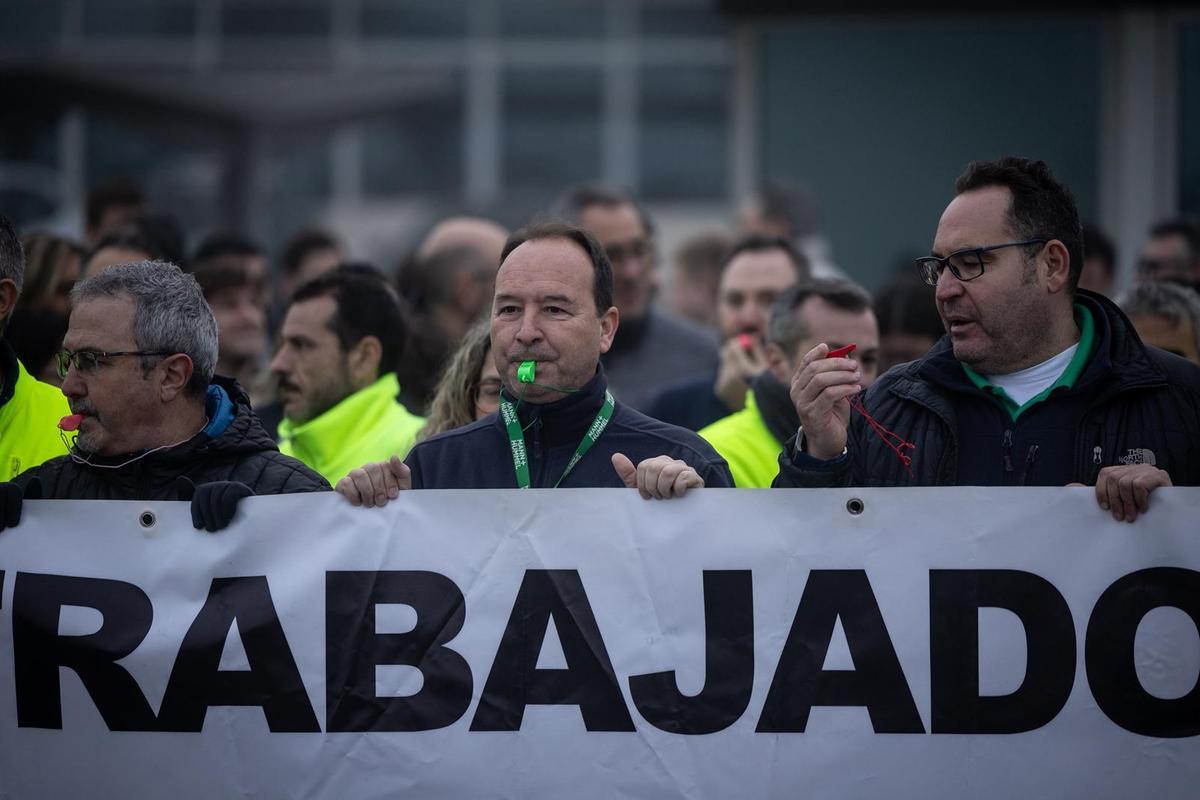 Protesta de los trabajadores de Mann Hummel en Zaragoza por los 150 despidos planteados por la empresa.