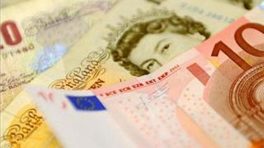 La libra cae a su nivel histórico más bajo frente al euro