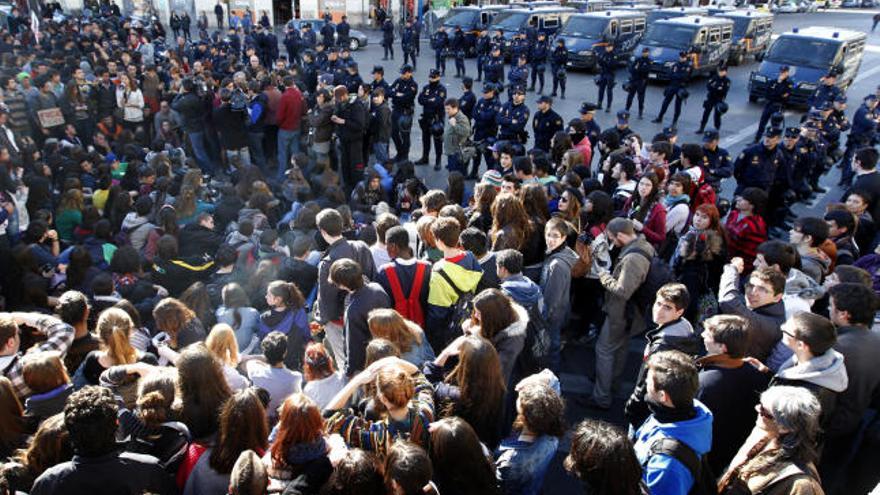 Protesta estudiantil contra las cargagas policiales en el instituto Luis Vives.