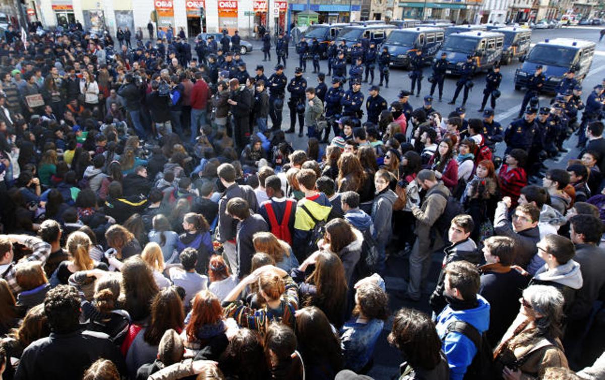 Protesta estudiantil contra las cargagas policiales en el instituto Luis Vives.