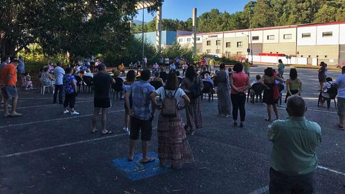 Reunión vecinal, en Barcela, contra la instalación de la planta de transferencia de residuos.   | // D.P.