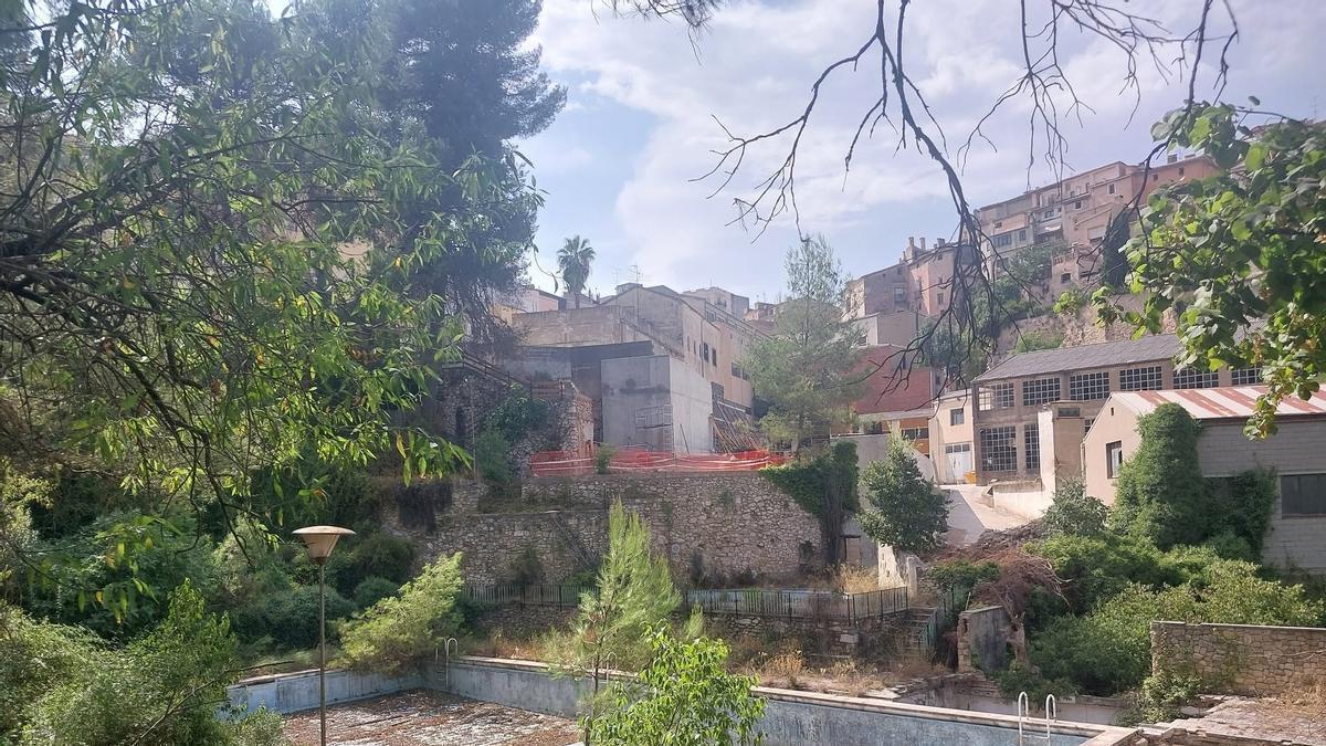 Estado actual de la antigua piscina que el Ayuntamiento de Bocairent ha adquirido en la zona del Tint.