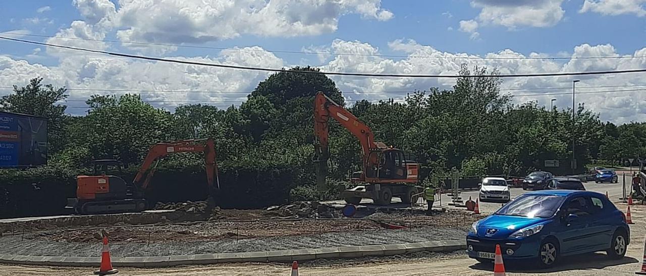 Las obras de construcción de la glorieta, ayer, con el perímetro ya visible. | L. Palacios