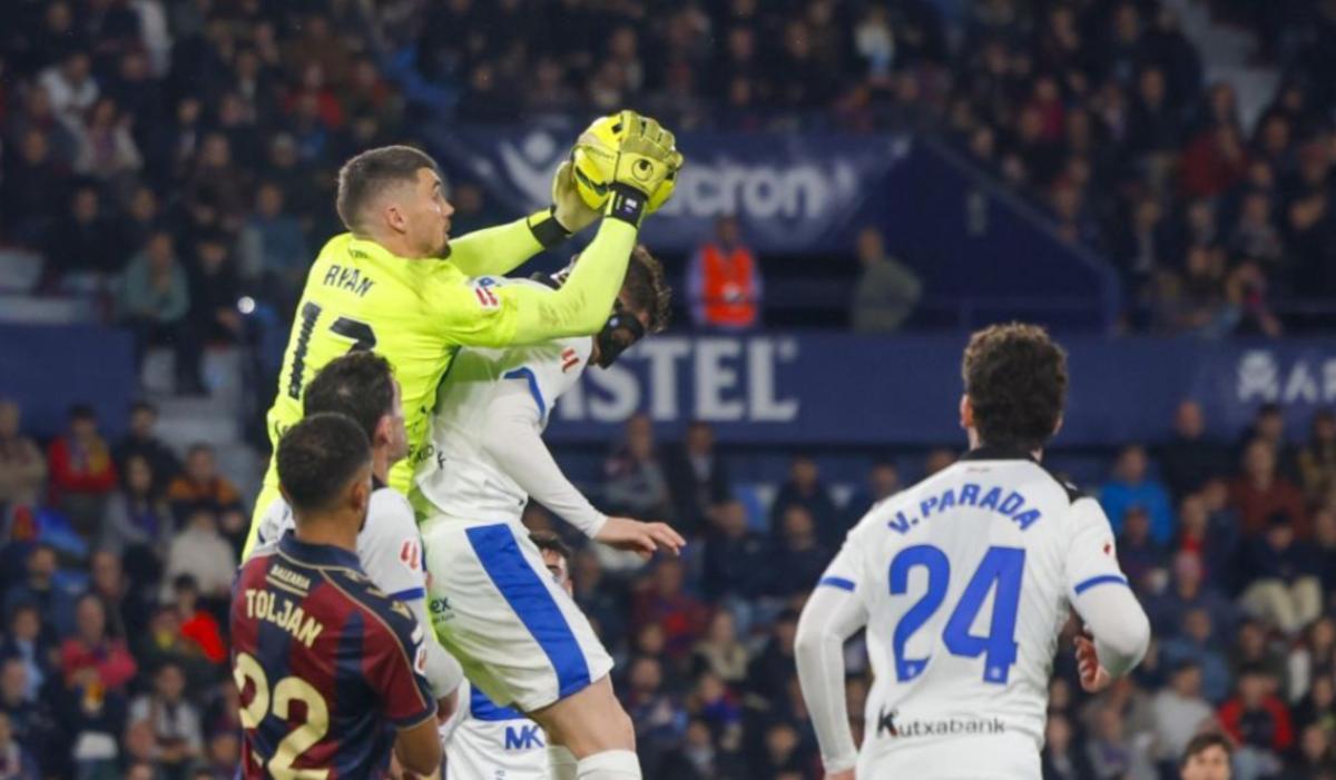 Mathew Ryan saliendo a blocar un balón con los jugadores del Alavés de por medio