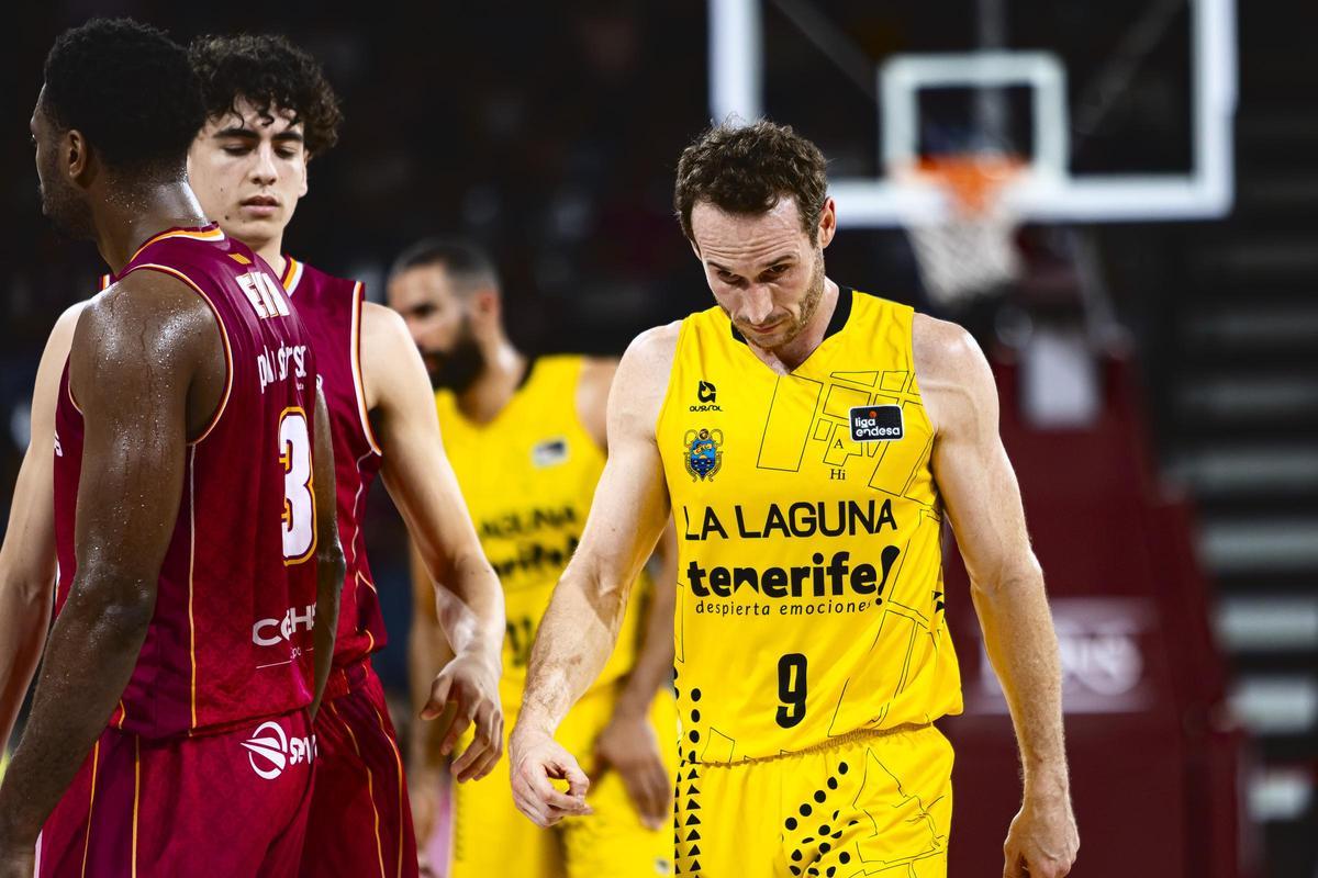 Marcelinho Huertas, cabizbajo, en el partido ante el Lleida
