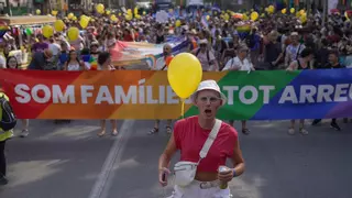 DIRECTO | 150. 000 personas llenan las calles en un multitudinario desfile por los derechos LGTBIQ+