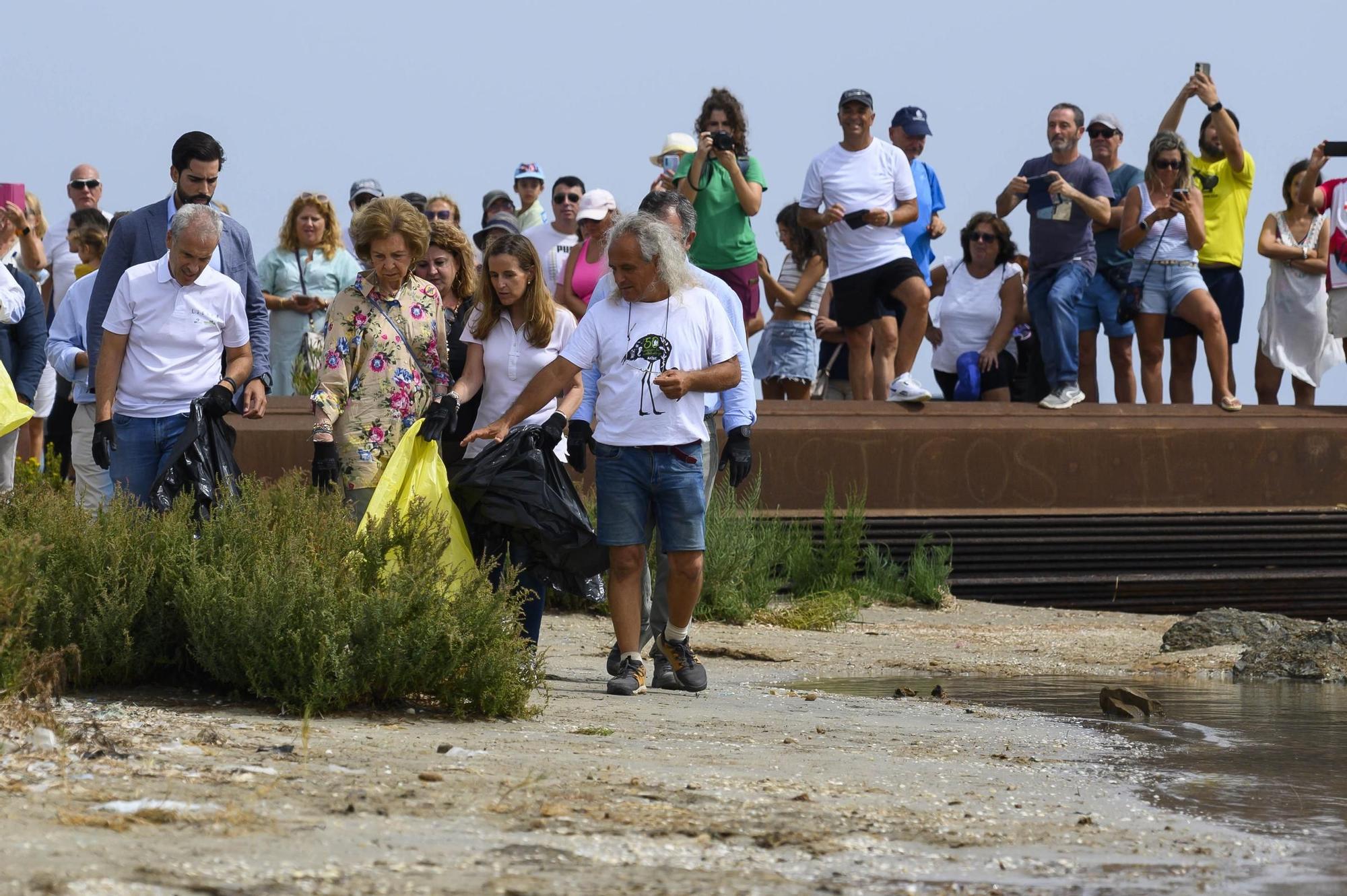 16092023-REINA SOFIA PARTICIPA EN RECOGIDA DE BASURAS EN LA MANGA CALA DEL ESTACIO SAN JAVIER -23.JPG