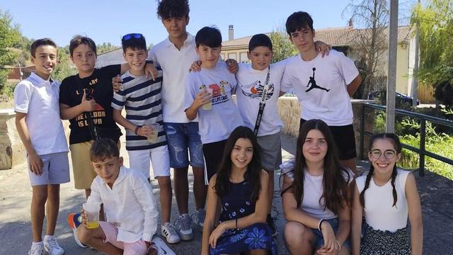 Niños y jóvenes de Valer de Aliste, el futuro de la localidad.
