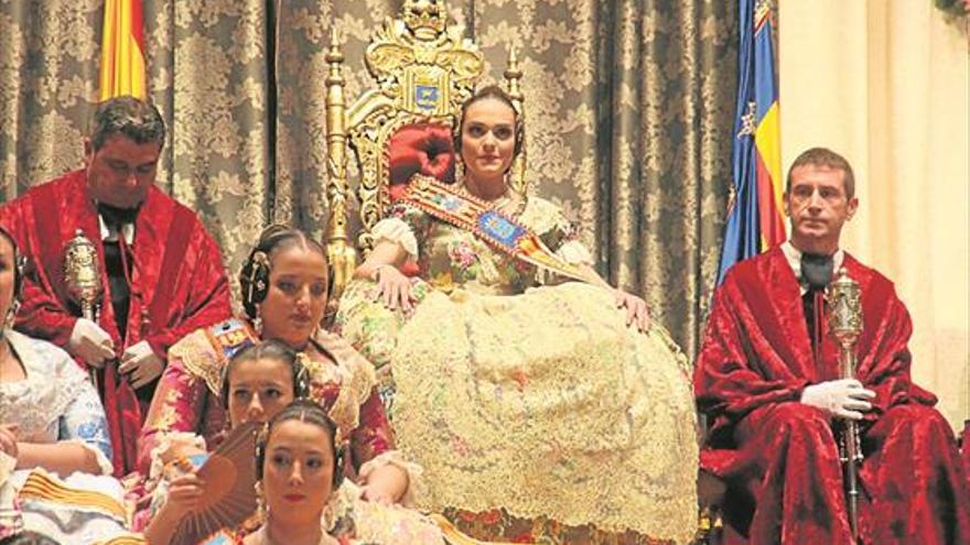 Burriana loa y rinde pleitesía a Elena Collado como reina  de las Fallas 2017