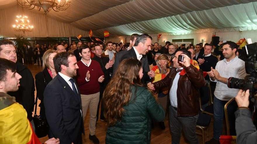 Javier Ortega Smith saluda a un asistentes al acto de ayer de Vox. // Rafa Vázquez