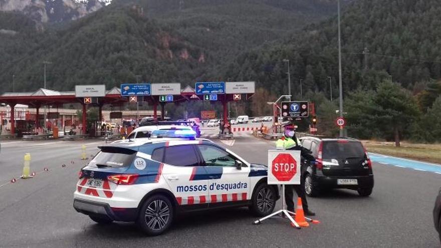 Vehicles a la C-16 intentant accedir a la Cerdanya aquest dimecres al matí |