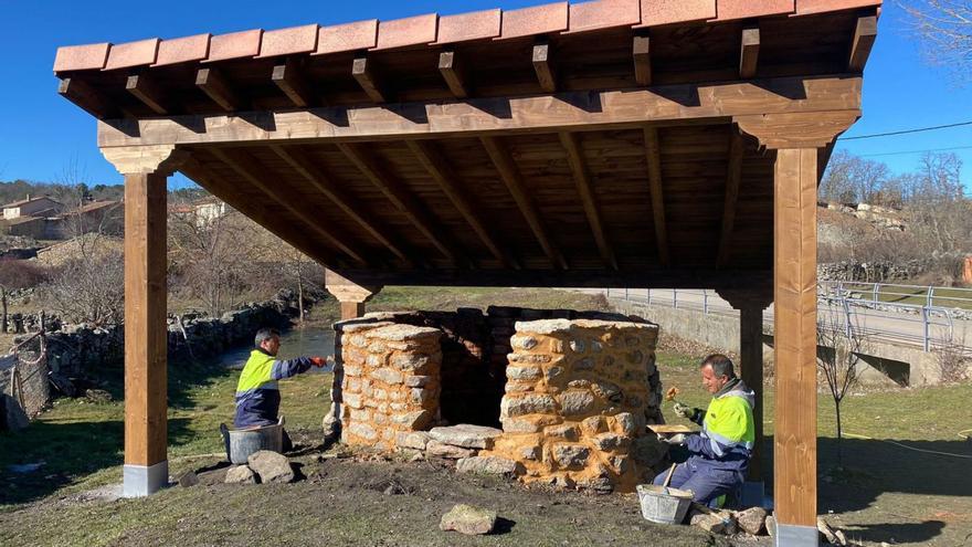 Trabajos de restauración de un horno en Moveros, uno de los pueblos del municipio de Fonfría. | Ch. S.