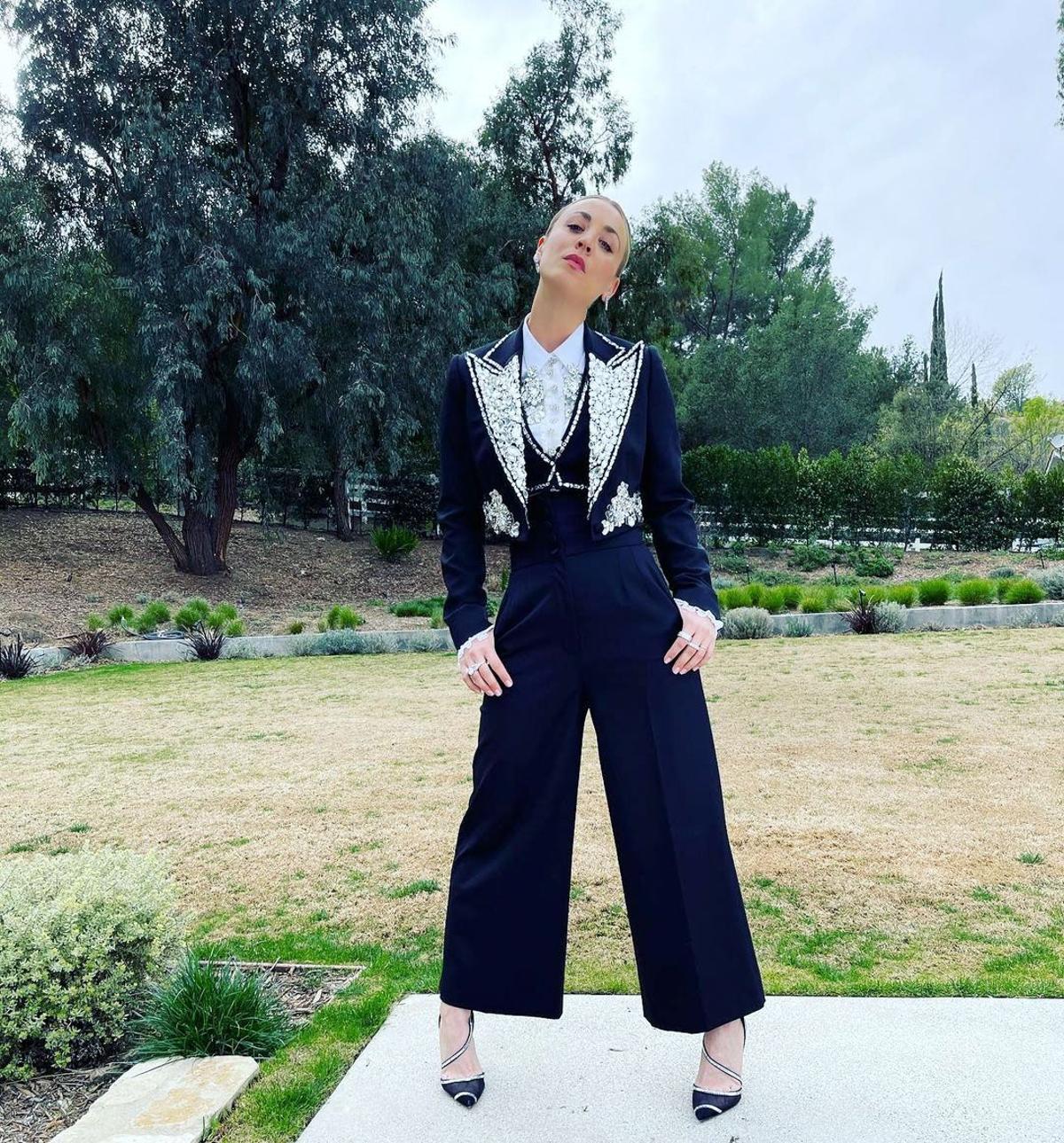 Kaley Cuoco con traje de chaqueta de pedrería de Dolce &amp; Gabbana para los Critics Choice Awards