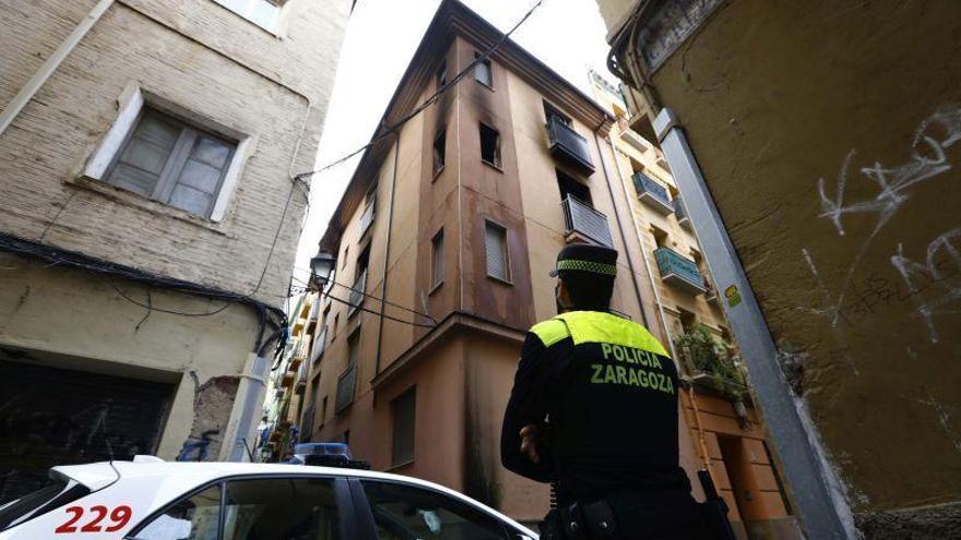 Azcón avisa de que clausurará el edificio incendiado y okupado de El Gancho