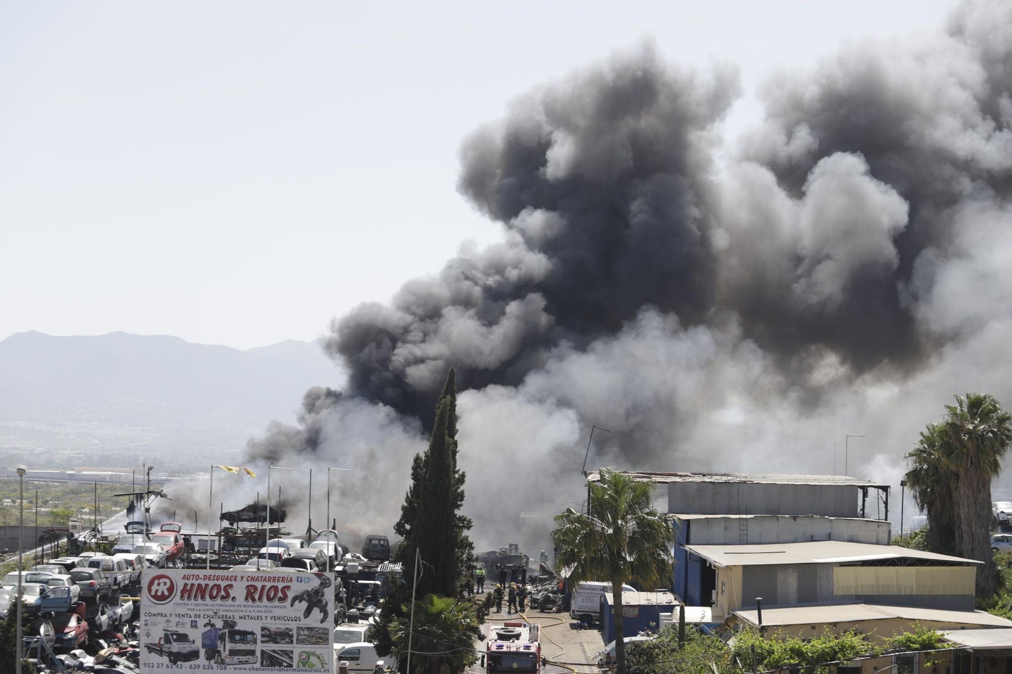 Imágenes del incendio de un desguace en Los Asperones