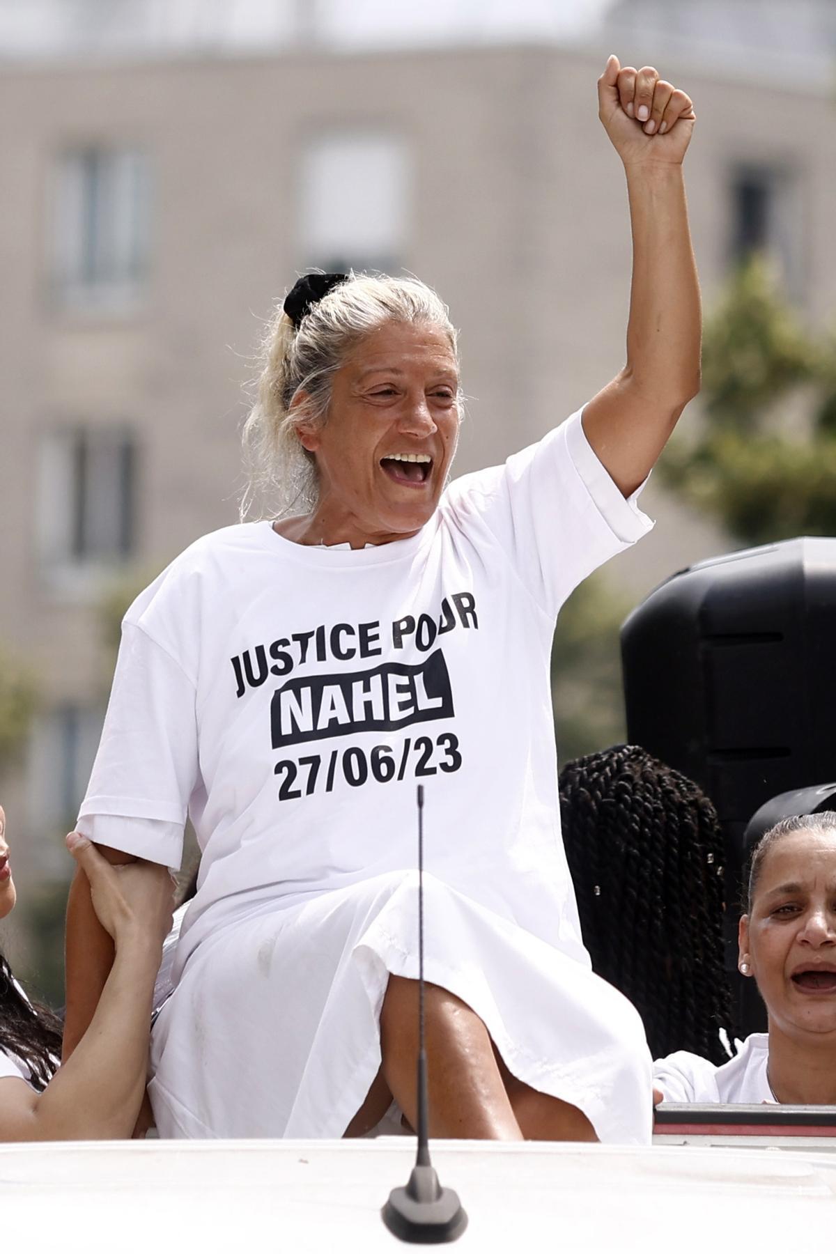 Mounia, la madre de Nahel encabeza una marcha blanca en Nanterre. La familia del joven fallecido ha convocado una marcha blanca en su memoria.