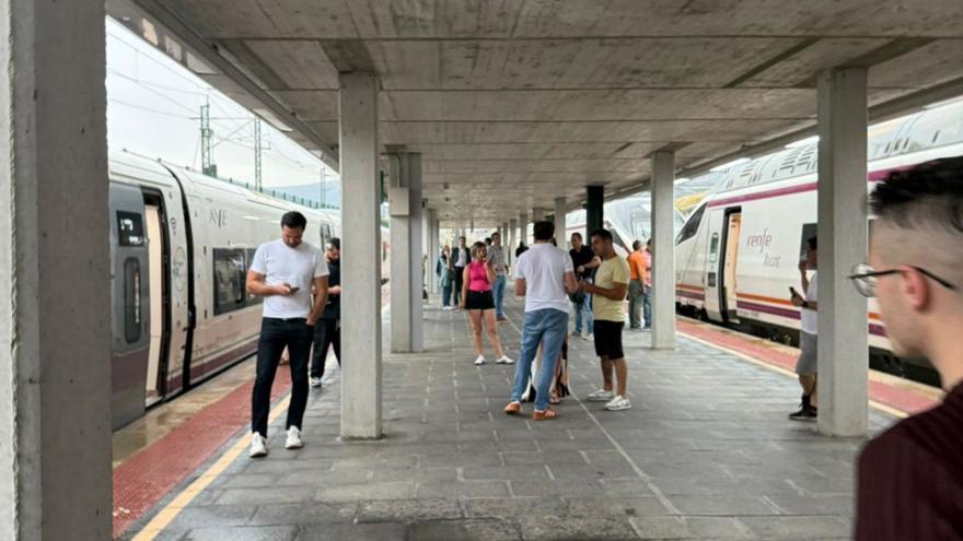 Un incendio en la red de alta velocidad paraliza varios trenes hacia Asturias