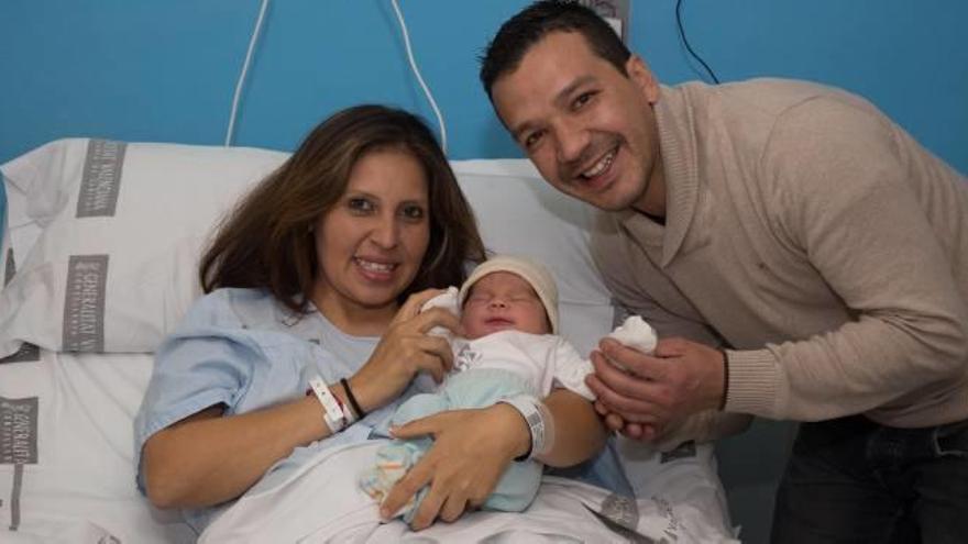 Adriano junto a sus padres