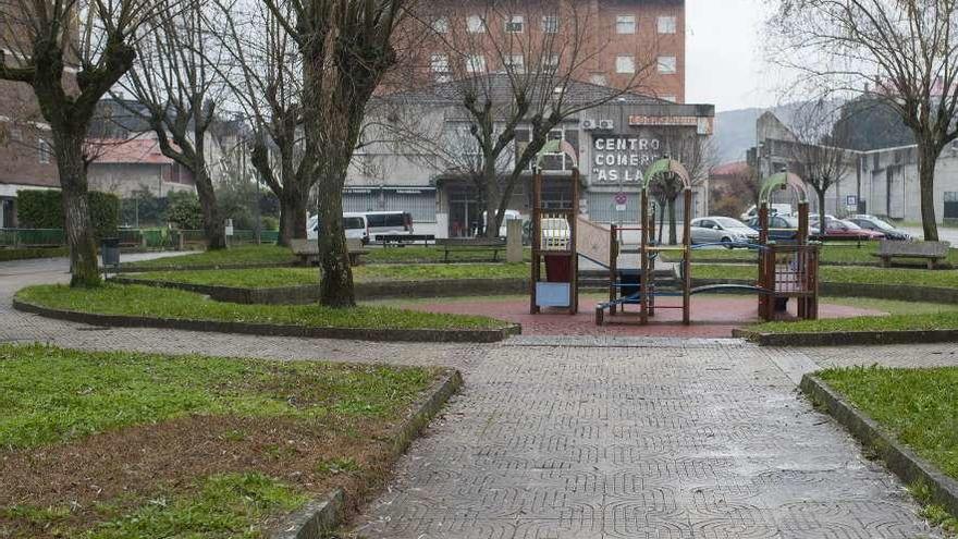 La zona de juegos infantiles en la Plaza Daniel González, en el barrio de Las Lagunas. // Brais Lorenzo