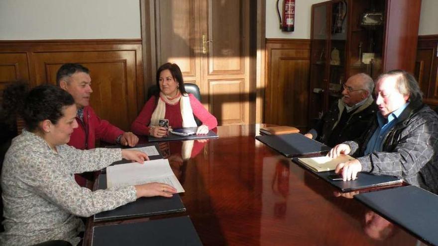 Los furancheiros durante su reunión con los concejales de Turismo y Comercio. // S. A.