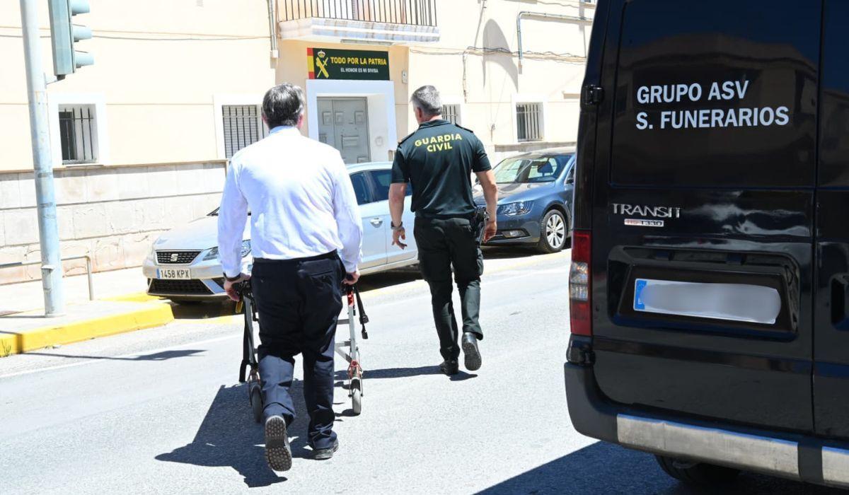 Investigación abierta en el cuartel de Dolores tras hallarse los cuerpos de un guardia civil, su mujer y su hijo